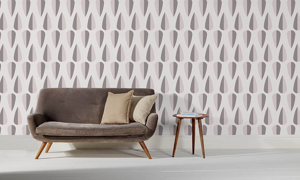 Pale grey wallpaper design with arrow shaped retro pattern in medium size in a living room 